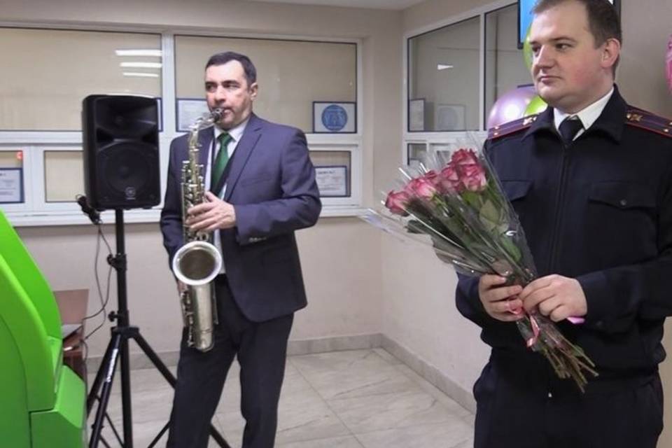 В Волгограде полицейские с музыкой поздравили женщин с 8 Марта