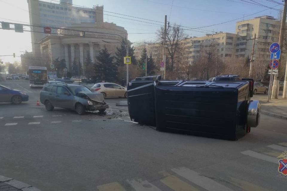 В Сети появилось видео момента ДТП с Mercedes в центре Волгограда