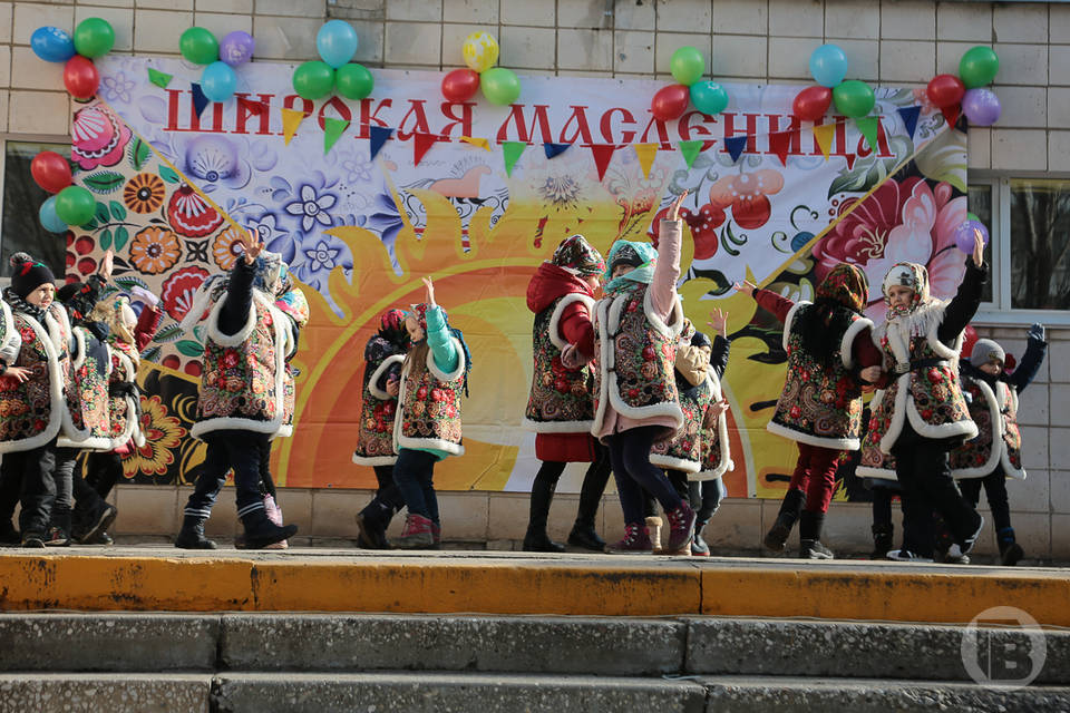 Иностранцев в Волгограде познакомили с традициями Масленицы и накормили блинами
