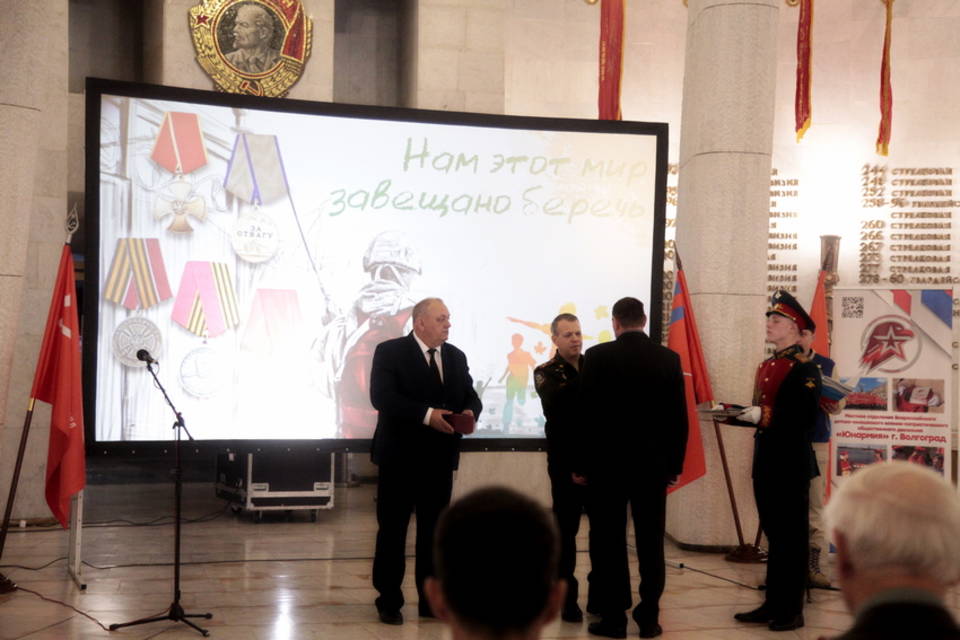 В Волгограде ордена, медали и ценные подарки вручили участникам СВО