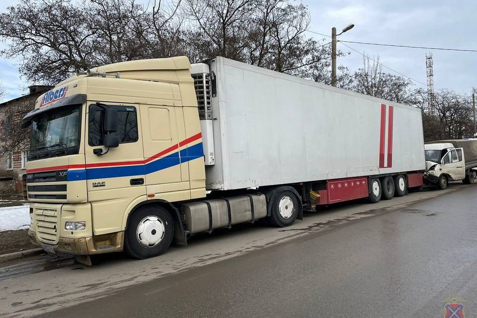 На севере Волгограда грузовик въехал в многотонную фуру