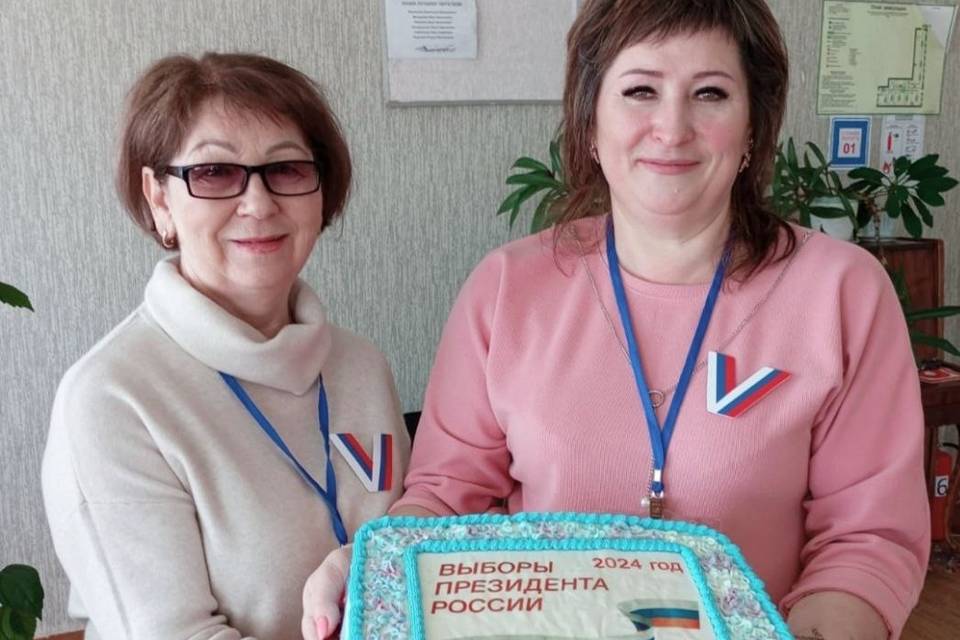 Волгоградка испекла пирог к выборам Президента РФ
