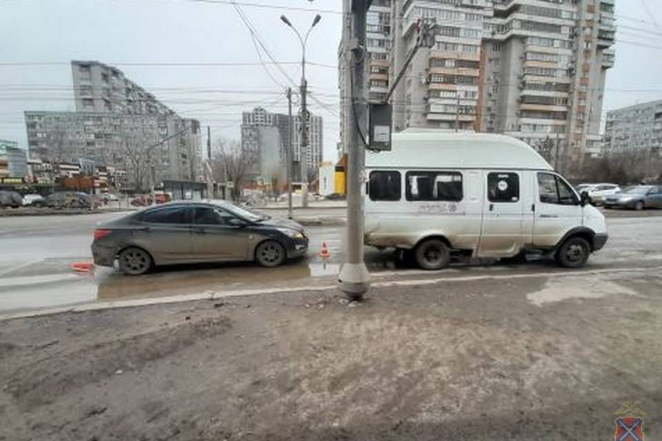 Иномарка протаранила маршрутку в Волгограде