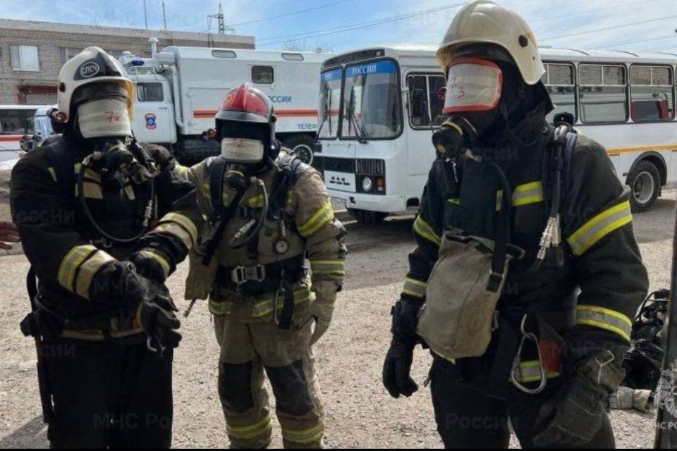 Волгоградские спасатели тренируются в дымокамере и с закрытыми глазами