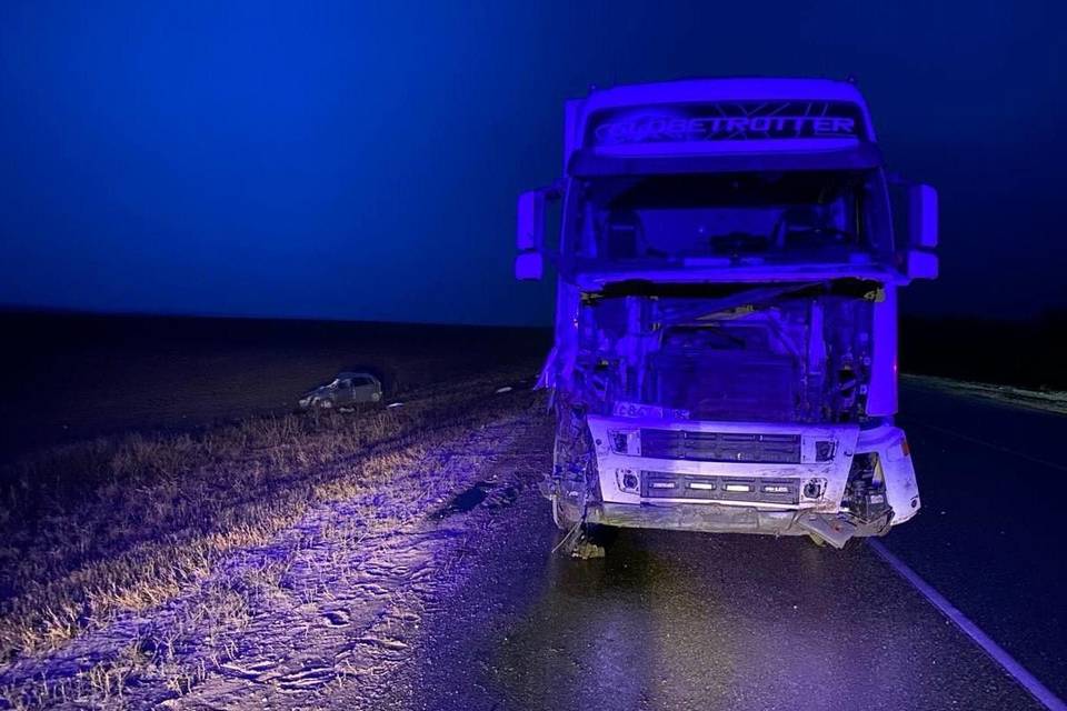 Под Волгоградом фура смяла легковой автомобиль, погибла женщина-водитель