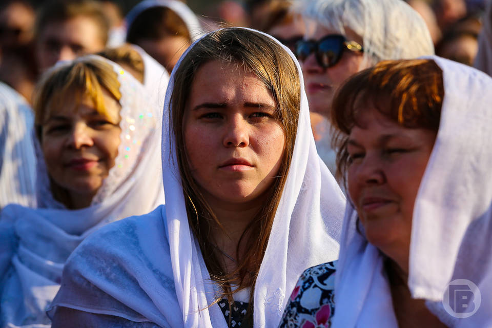 8 апреля волгоградкам не советуют  ходить с распущенными волосами