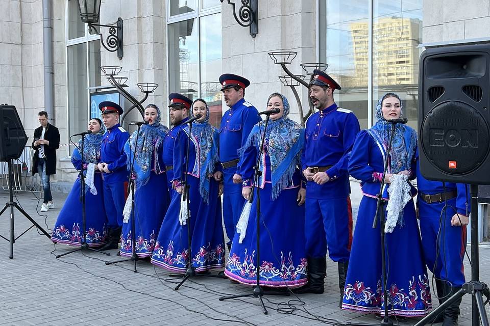 В Волгограде артисты-казаки с песнями встретили первый туристический поезд