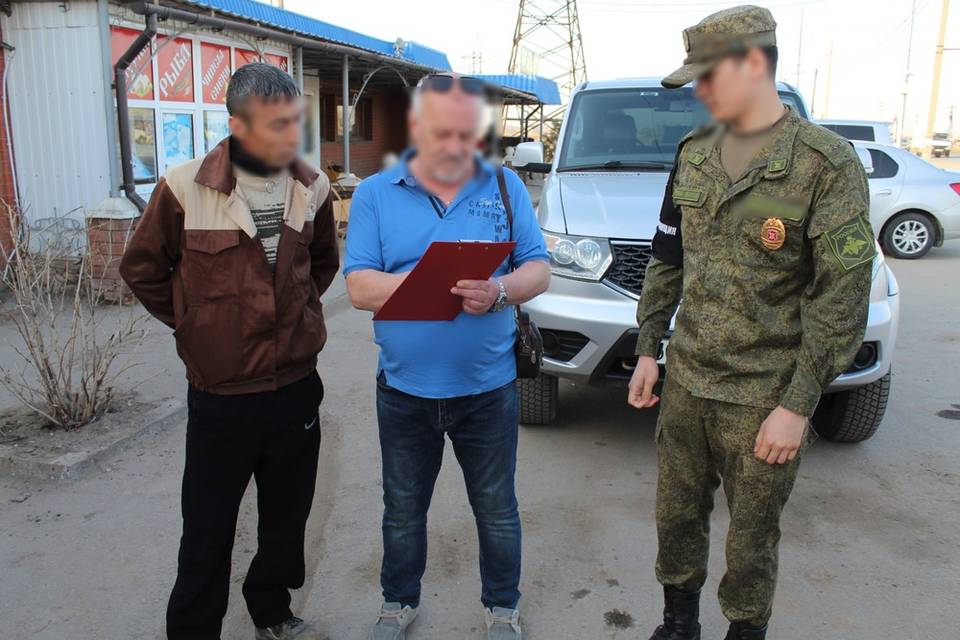 В Волгоградской области новым гражданам РФ вручили повестки