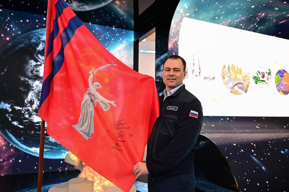 На волгоградском стенде на ВДНХ побывал космонавт Дмитрий Петелин