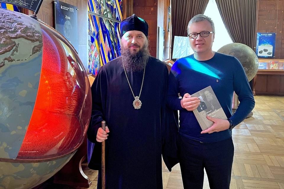 Волгоградской митрополит Феодор посетил планетарий в День космонавтики