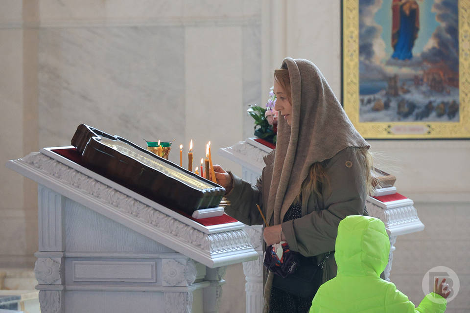 Священники объяснили, можно ли ставить свечу за живого человека