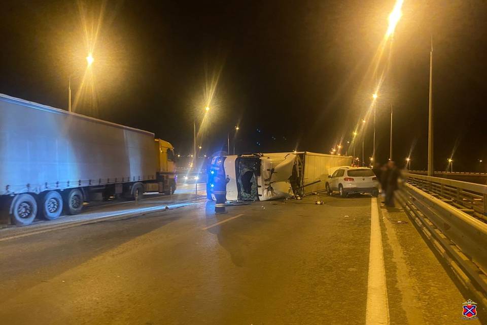 Под Волгоградом опрокинулся грузовик "Рено", пострадали три человека