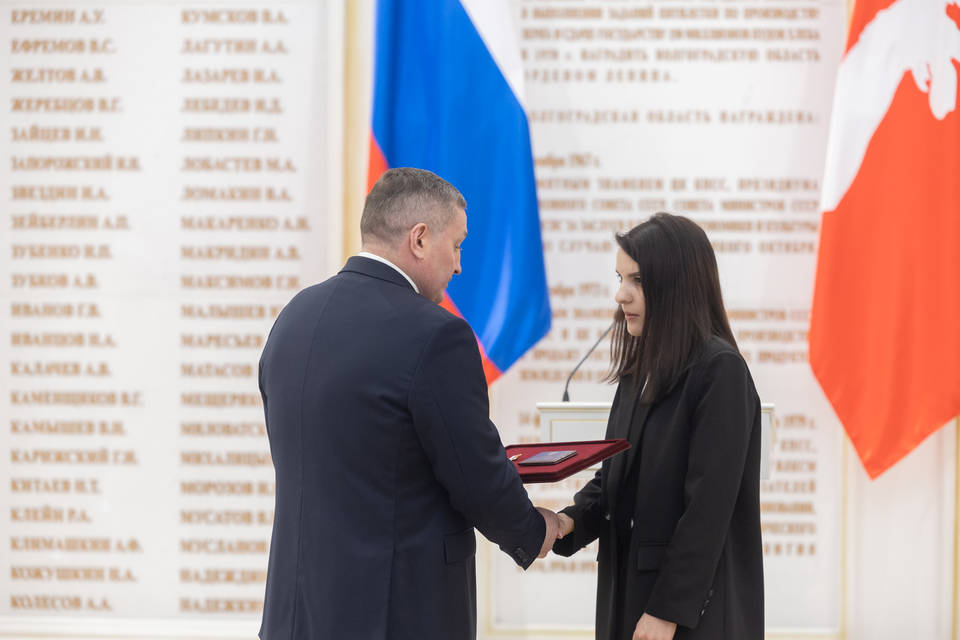 В Волгограде губернатор передал Золотую Звезду вдове Героя России