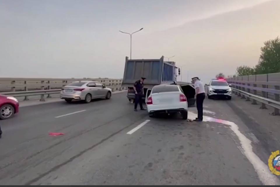 В Дзержинском районе Волгограда легковушка с пассажирами влетела в грузовик