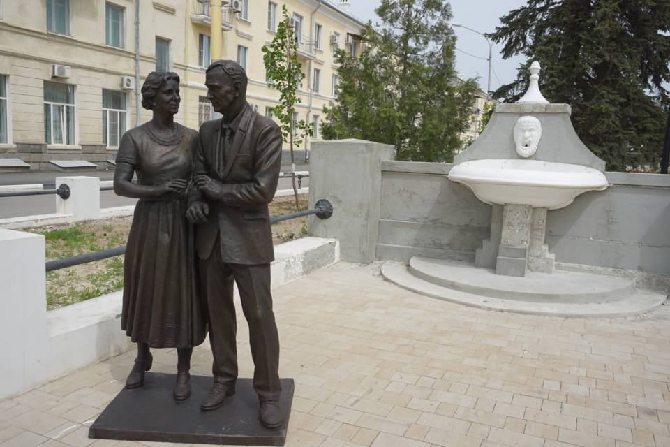 В Волжском Волгоградской области парк украсила скульптура пожилой семейной пары
