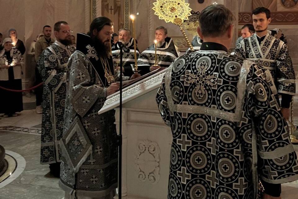 Волгоградский митрополит в полумраке обратился к прихожанам