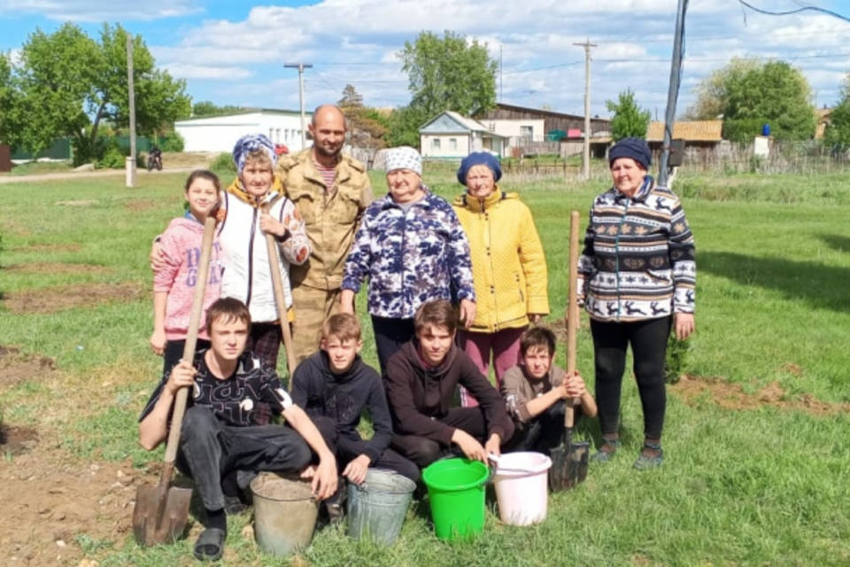 В канун Дня Победы селяне в Волгоградской области высадили аллею