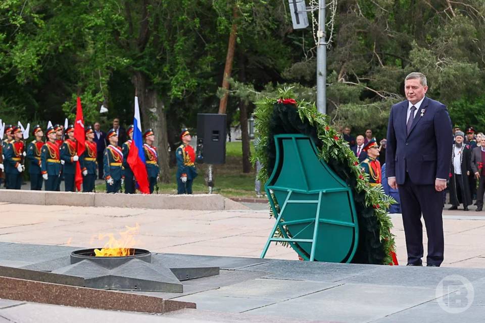 В Волгограде на Аллее Героев почтили память защитников Отечества