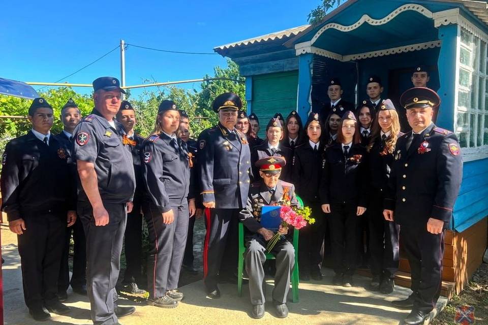 Под Волгоградом 101-летнего ветерана Николая Небыкова поздравили с Днем Победы