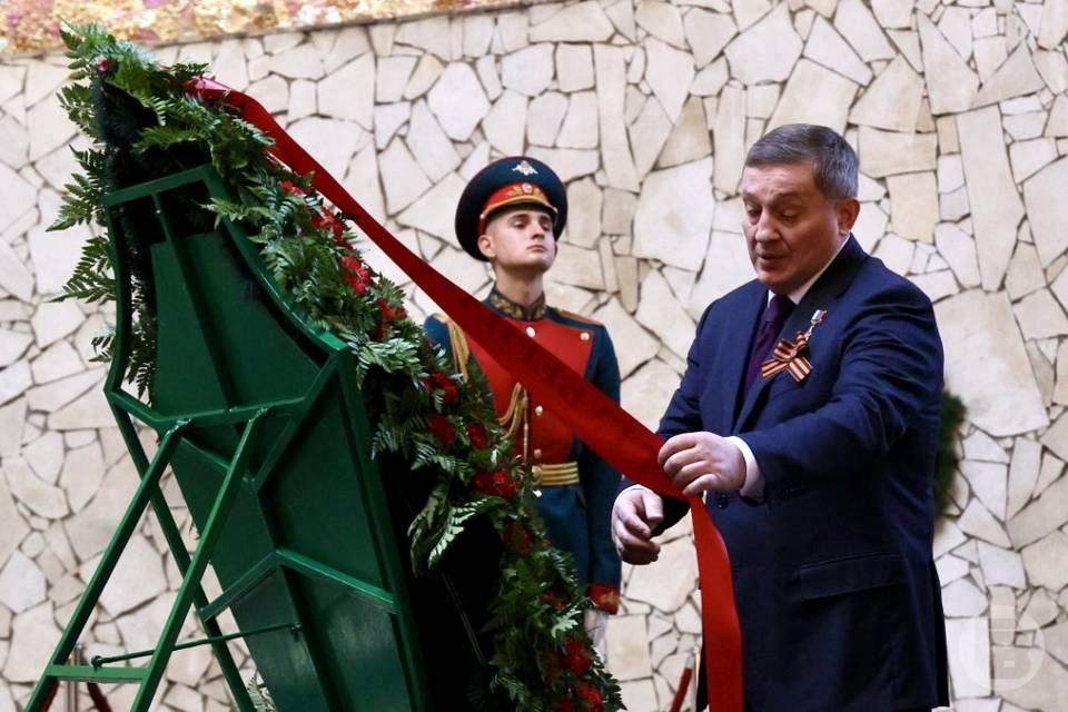 Губернатор Бочаров почтил память защитников Отечества на Мамаевом кургане 9 мая