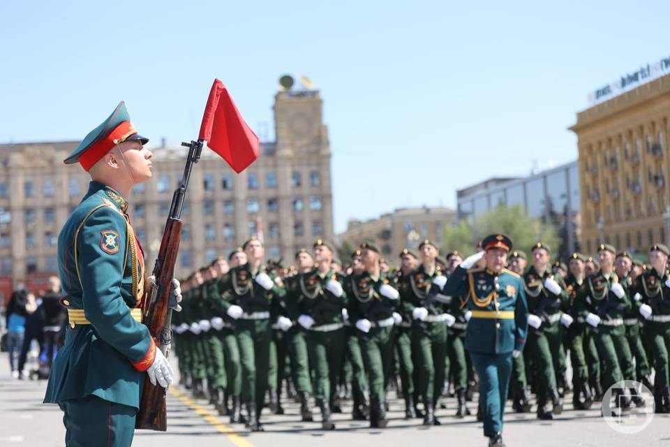 В Волгограде на параде Победы губернатор Бочаров передал поздравление Владимира Путина