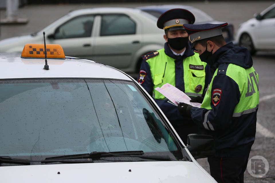 В Волгограде легковушка протаранила автомобиль, который на дороге ремонтировали 3 человека