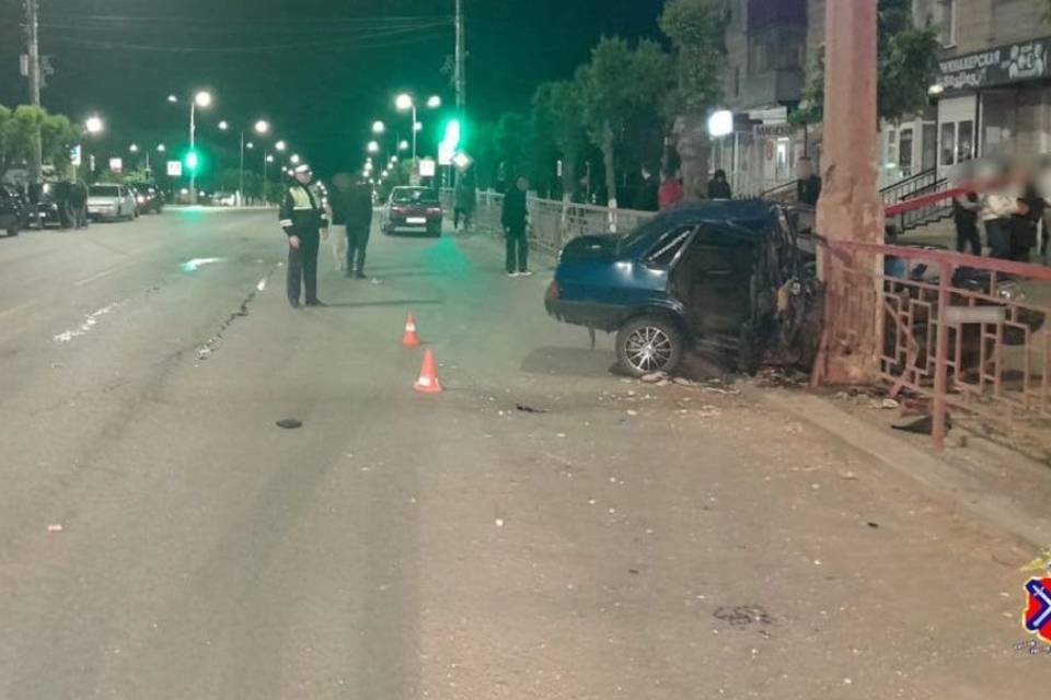 Под Волгоградом водитель врезался в столб и покалечил 3 человека