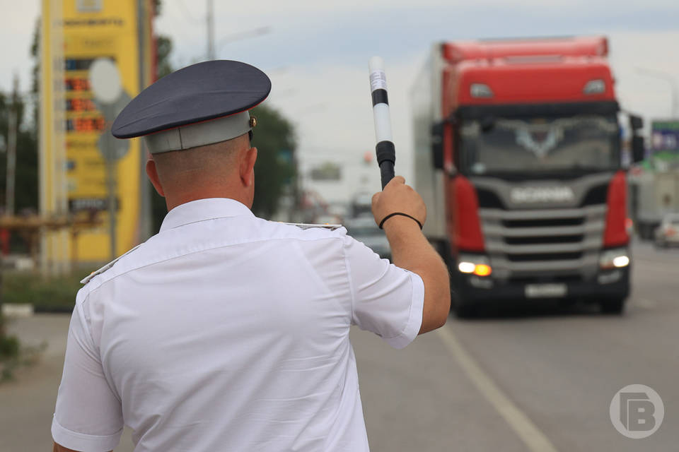 Под Волгоградом грузовик въехал в политехнический колледж