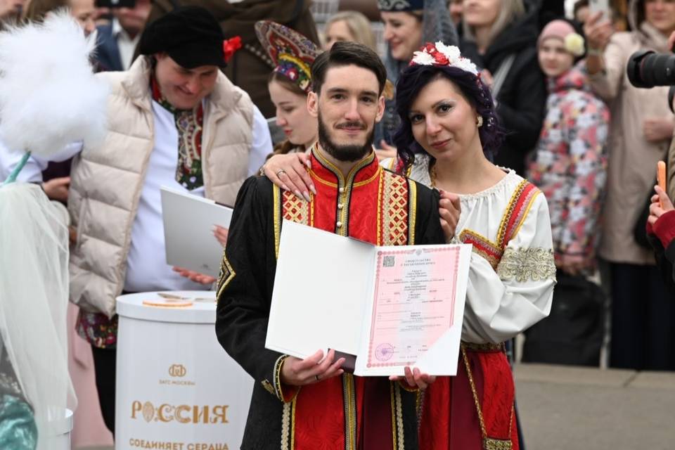 Волгоградская пара поженилась на выставке "Россия" в Москве