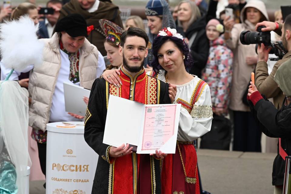 Волгоградцы на Красную горку поженились на ВДНХ