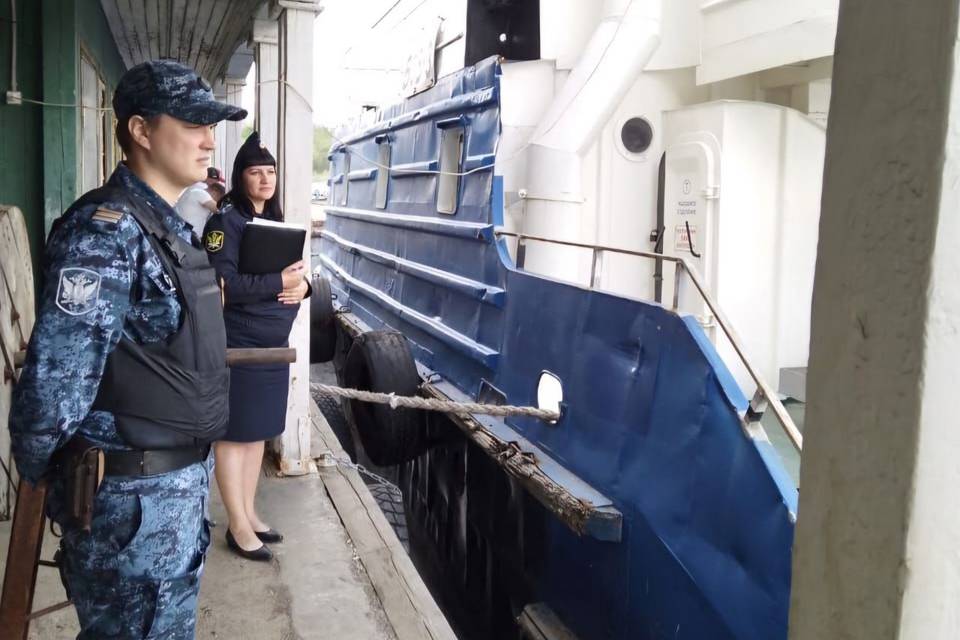 Волгоградские судебные приставы вернули танкер законному владельцу