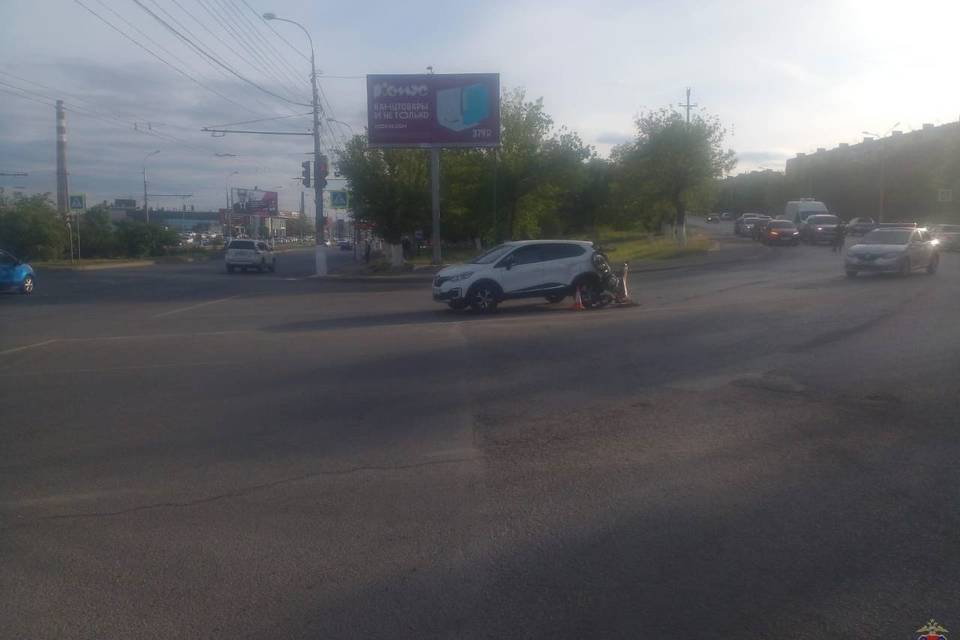 На севере Волгограда мотоцикл врезался в иномарку