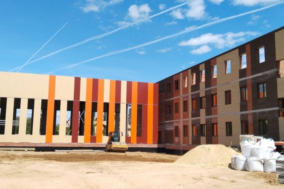 В Тракторозаводском районе Волгограда возвели наружные стены новой школы