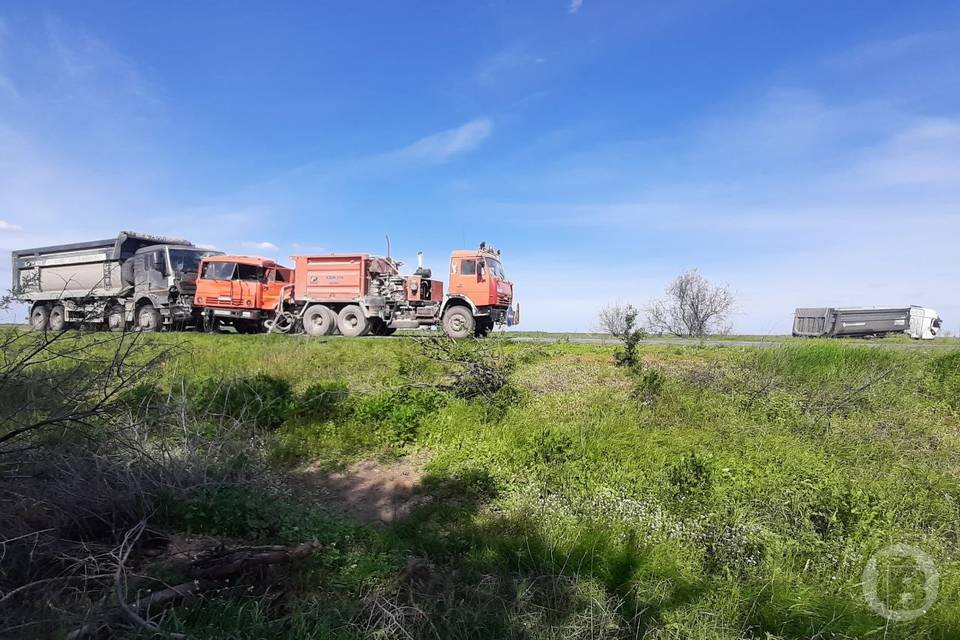 В Волгоградской области жертвой столкновения «Рено» с КамАЗом стал дорожный рабочий