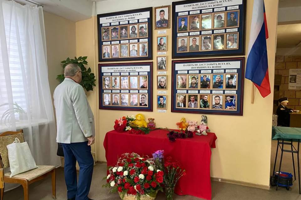 В Волжском открыли стенд-мемориал в память о погибших участниках СВО