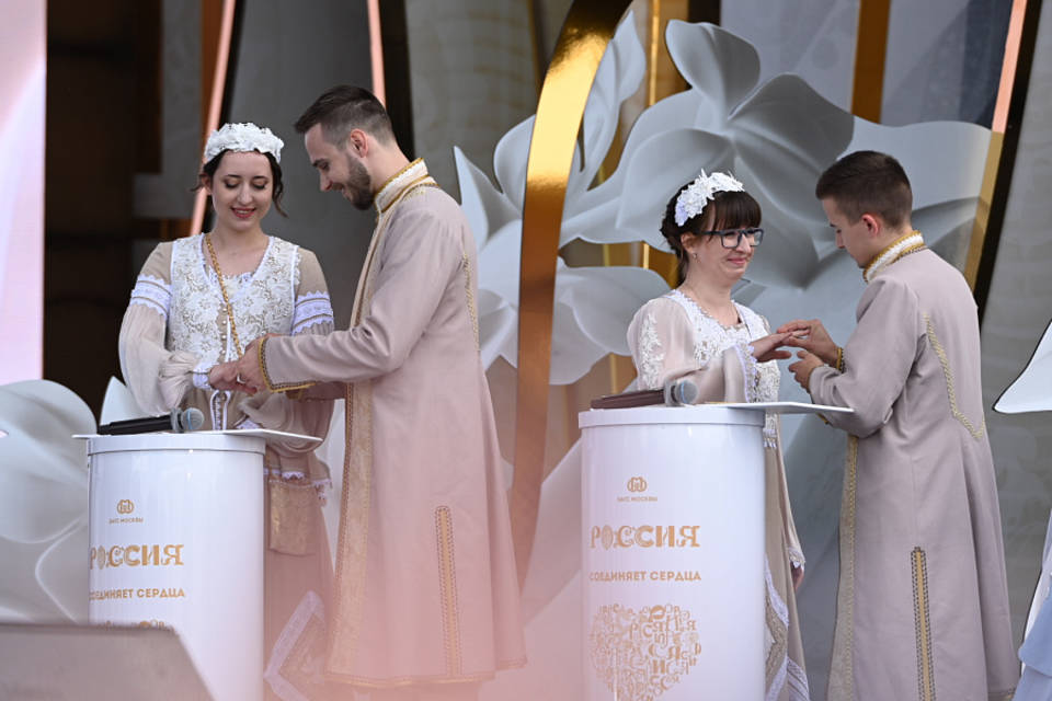 2 пары из Волгоградской области поженились на ВДНХ