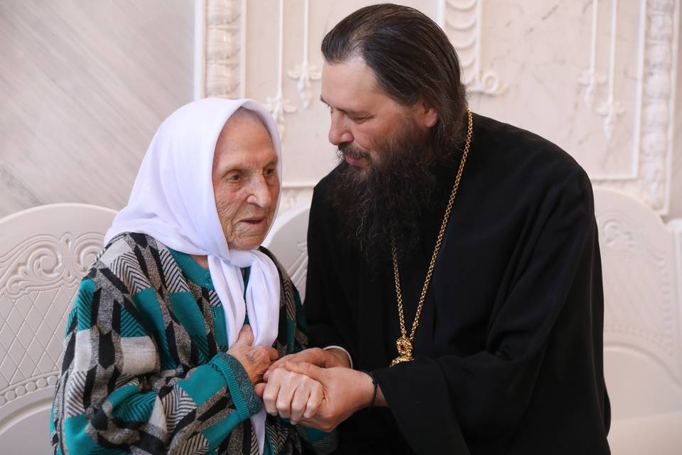 Владыка Феодор встретился со 101-летней волгоградкой Анастасией Членовой