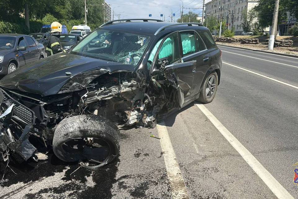 В Волгограде у водителя «Мерседеса» ухудшилось здоровье и он въехал в столб