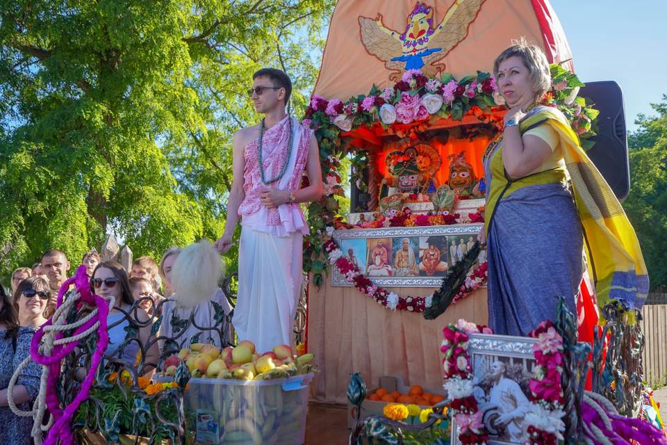 Танцы, яркие сари, колесница: в ЦПКиО Волгограда прошел День Индии