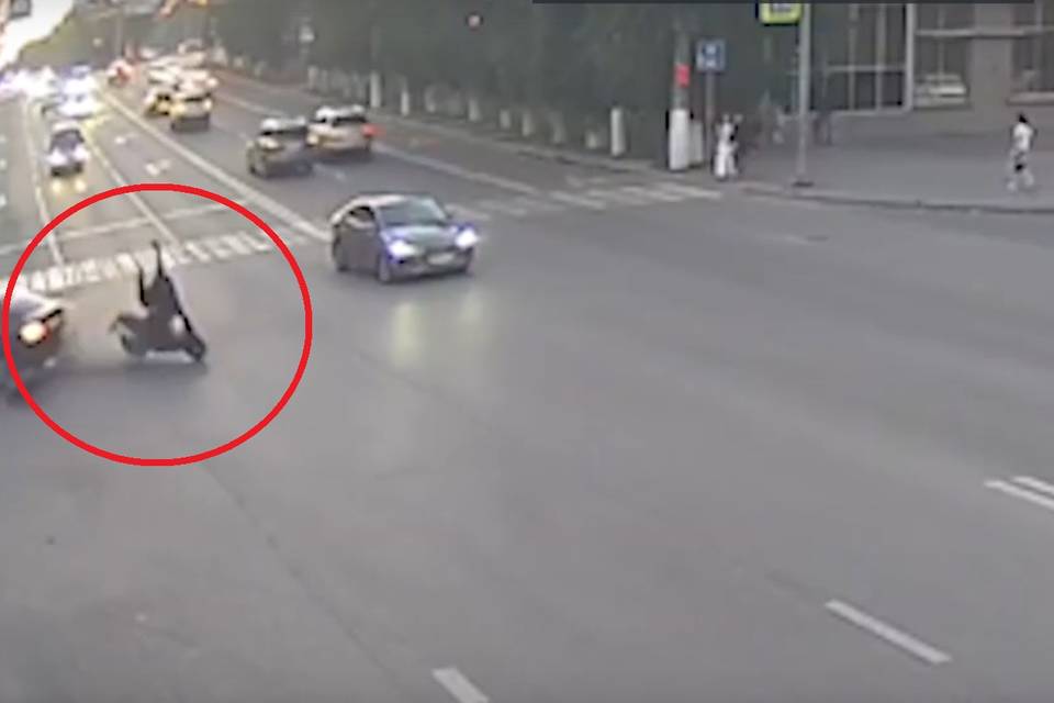 В Волгограде мотоциклист взлетел вверх тормашками после ДТП