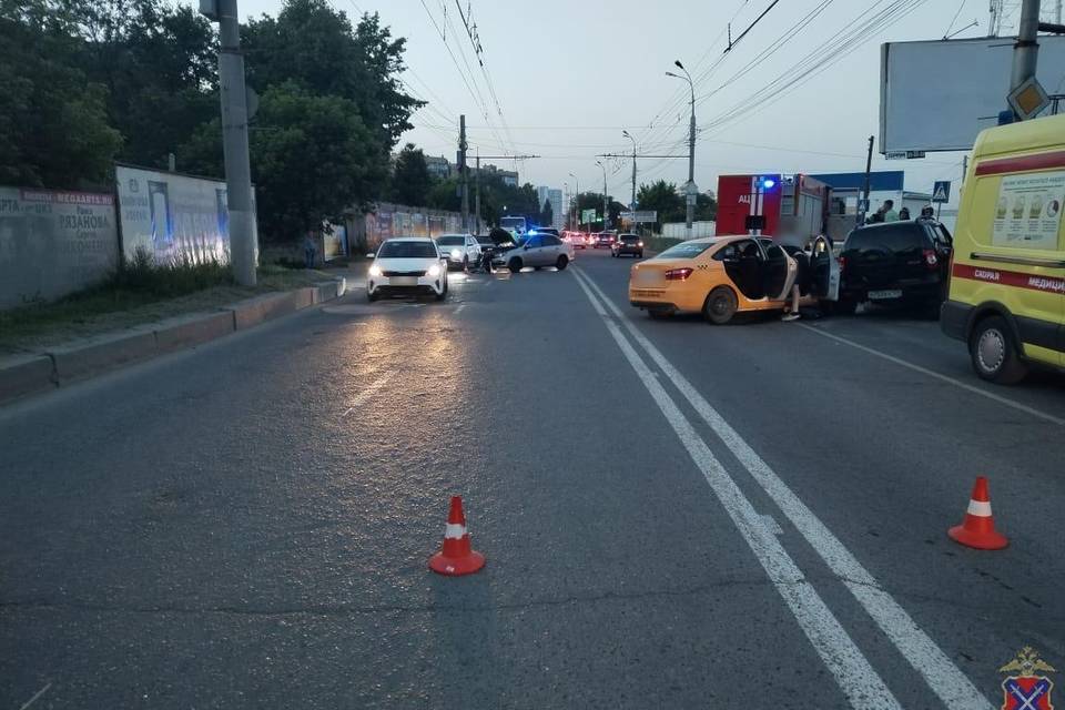 Две женщины пострадали в массовом ДТП в Волгограде