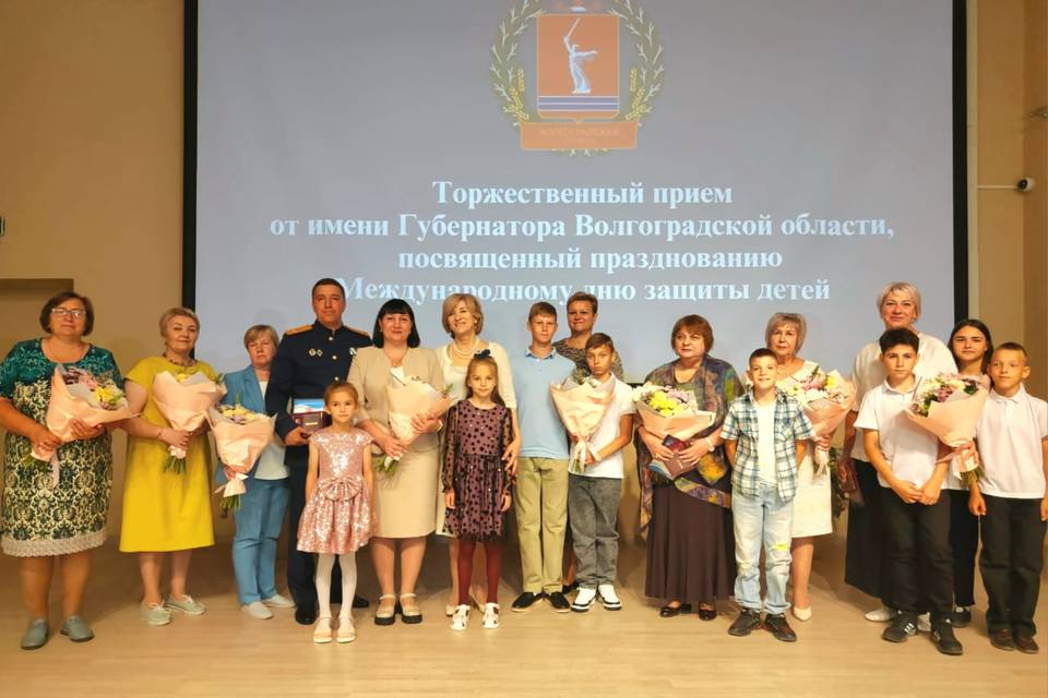 Волгоградцев наградили почетным знаком губернатора «Забота о детстве»