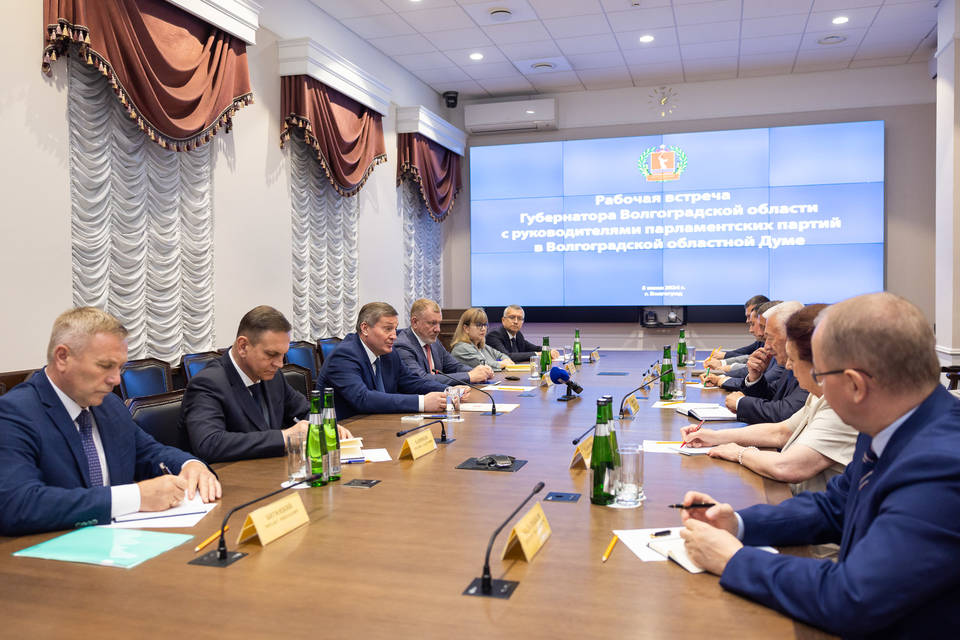 Губернатор Бочаров встретился с руководителями фракций облдумы
