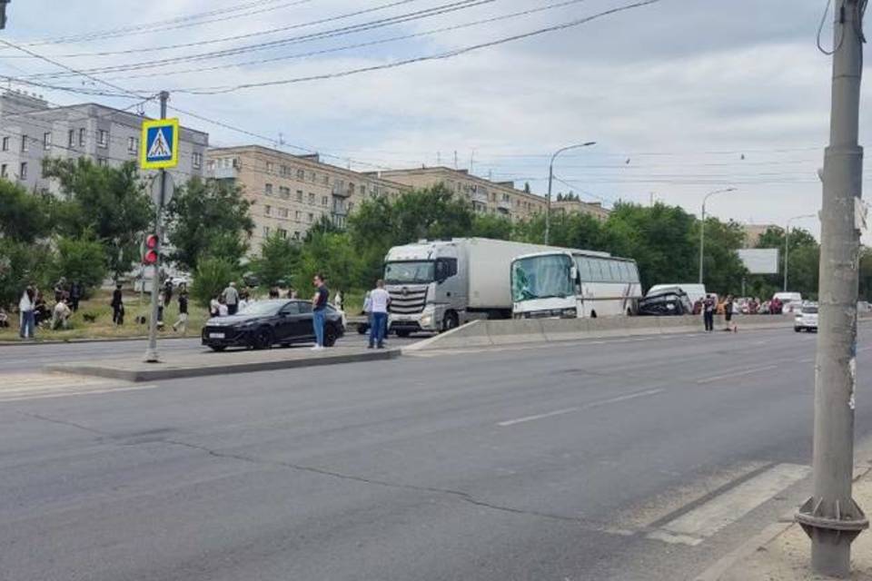 В Волгограде на злосчастном перекрестке столкнулись 10 машин