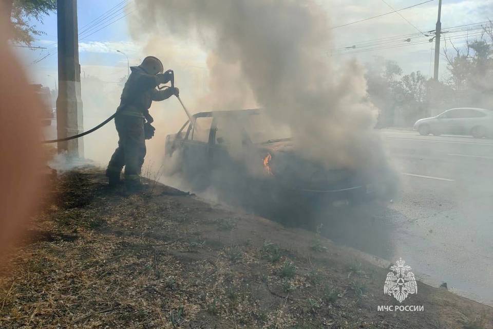 В Волгограде ранним утром феерично сгорела иномарка