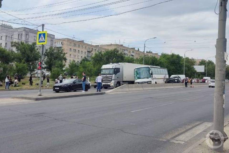 Бастрыкин взял на контроль дело о массовом ДТП с автобусом и 9 машинами в Волгограде