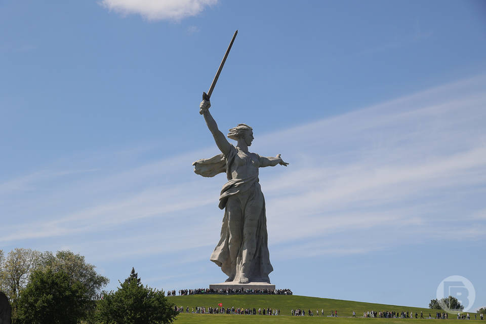 Активисты из Мурманска почтили память защитников Родины на Мамаевом кургане