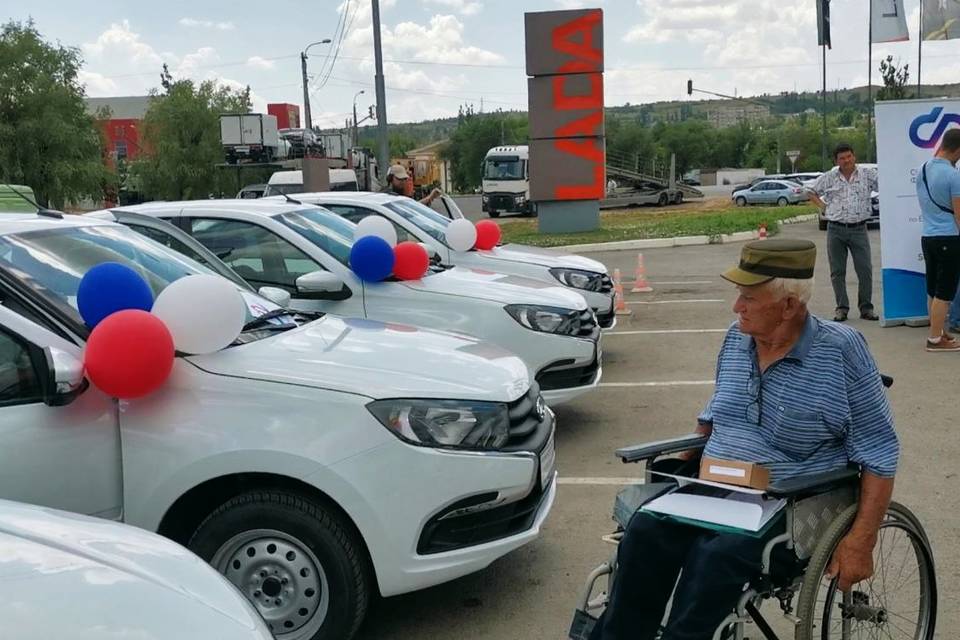 16 пострадавших на производстве волгоградцев получили ключи от новых Lada Granta