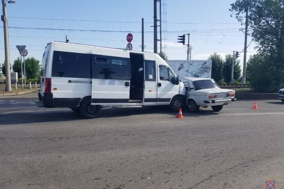 В Волжском микроавтобус столкнулся с ВАЗ-2106