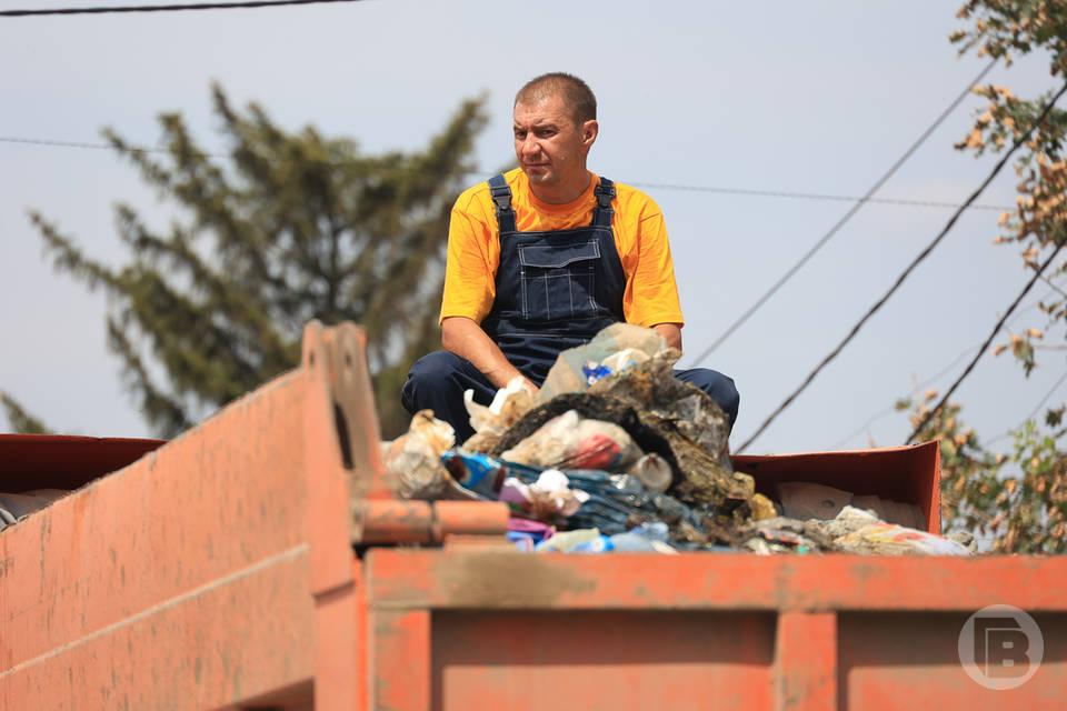 В Волгограде мусоровозам мешают работать самодельные шипы